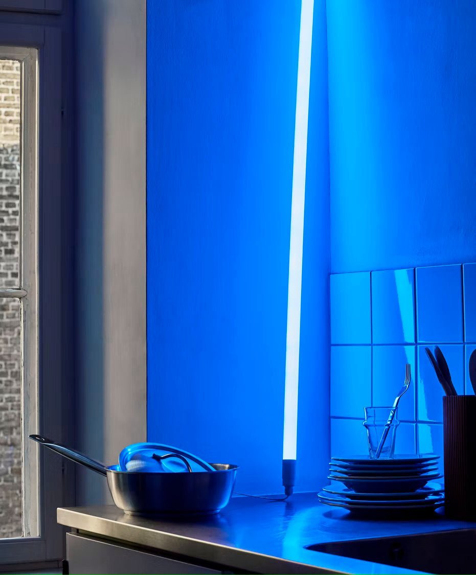 LED stojací lampa s designem neonové světelné trubice