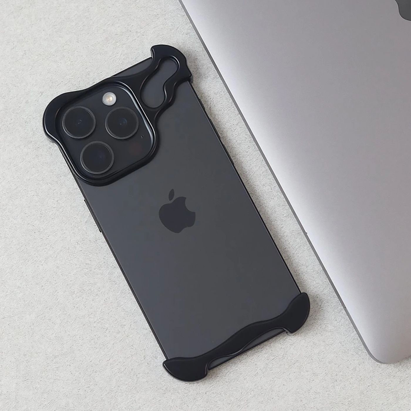 sleek-minimalist-iphone-protec-12-9mmeoo