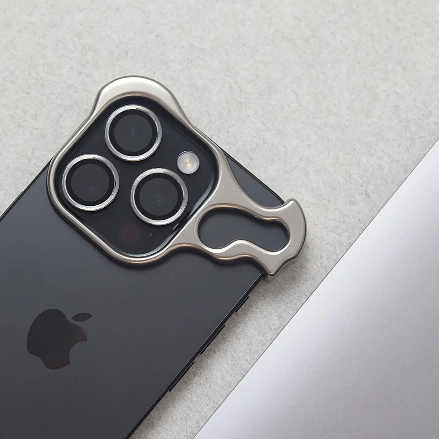 sleek-minimalist-iphone-protec-14-0u1ohl