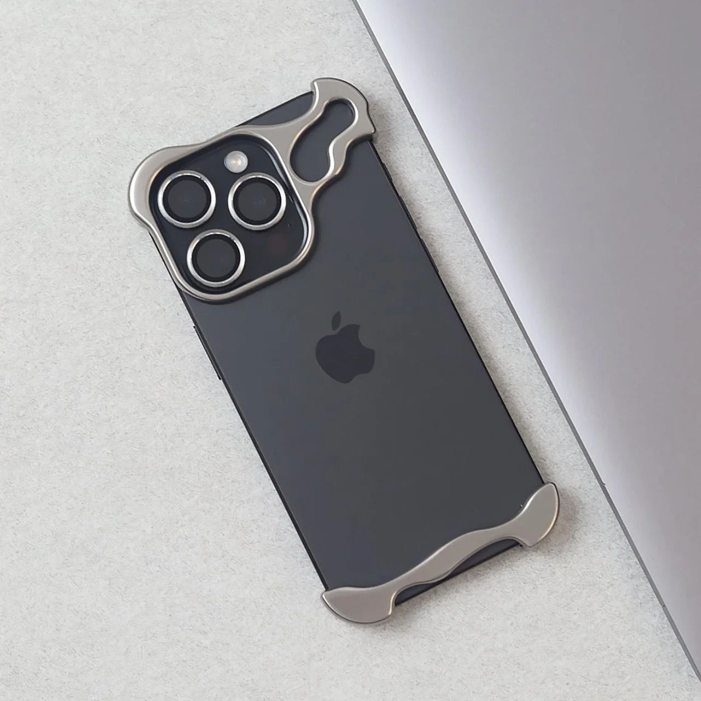 sleek-minimalist-iphone-protec-15-xokxym